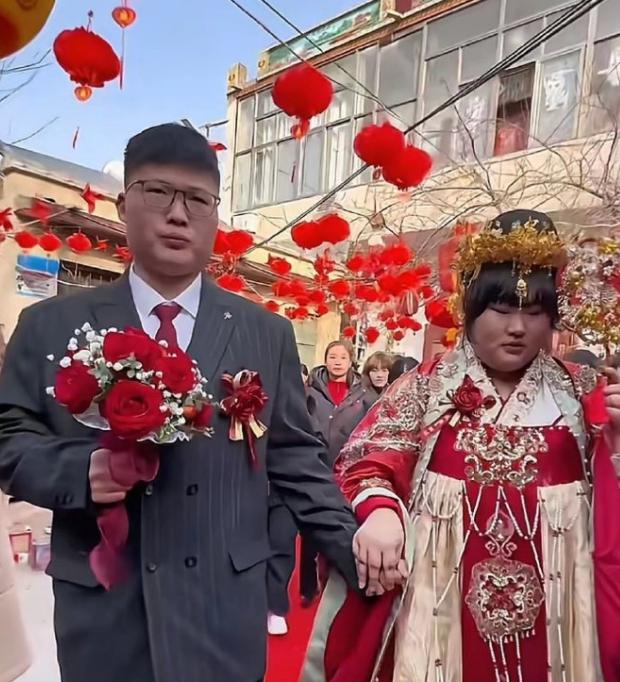 大衣哥的女儿朱雪梅终于在今天结婚了，据悉男朋友的家境虽然不是说特别的优渥，但是人