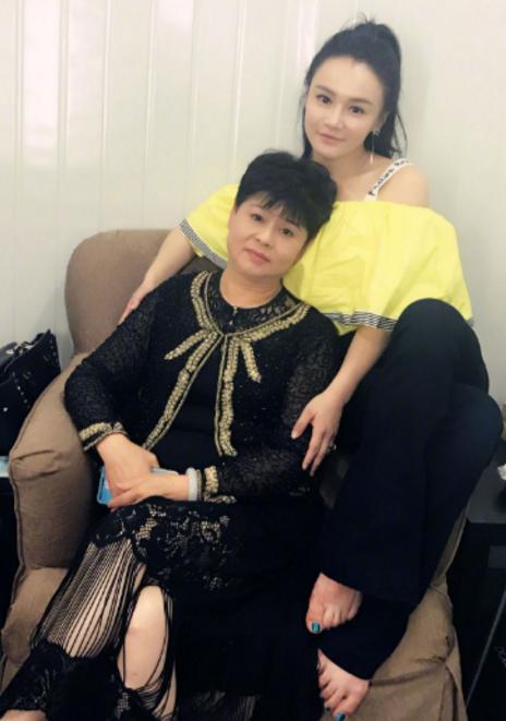冉莹颖给她母亲找了个好女婿，这女婿不仅会赚钱还对她好，果然一个女婿半个儿。