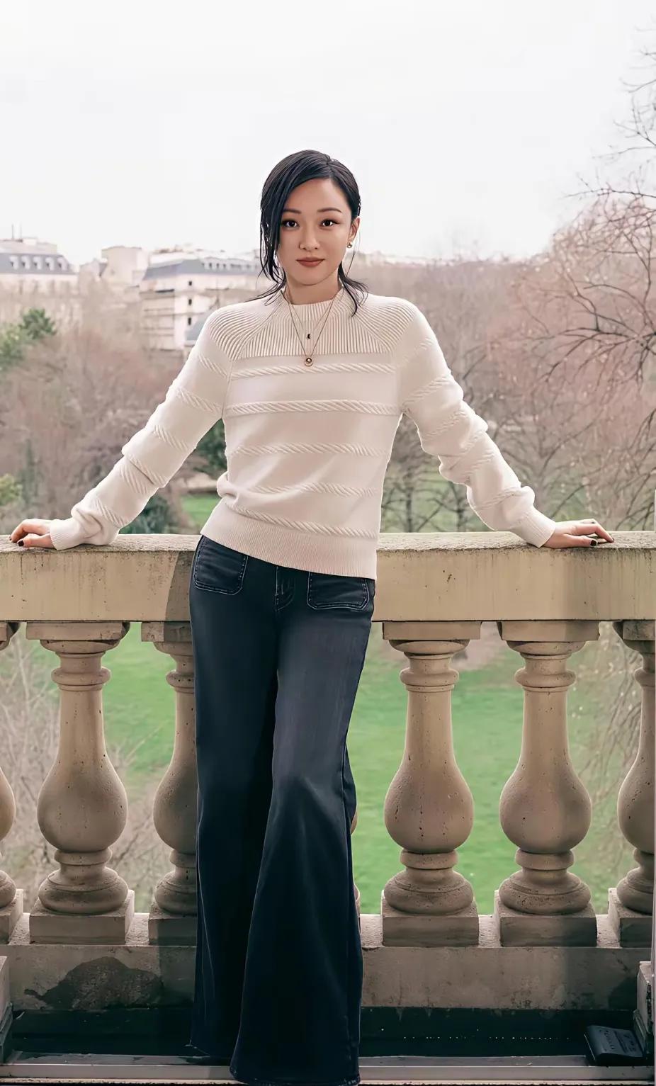 周迅巴黎随拍，松弛感封神✨周迅巴黎随拍太有味道了！白针织配牛仔裤，慵懒随