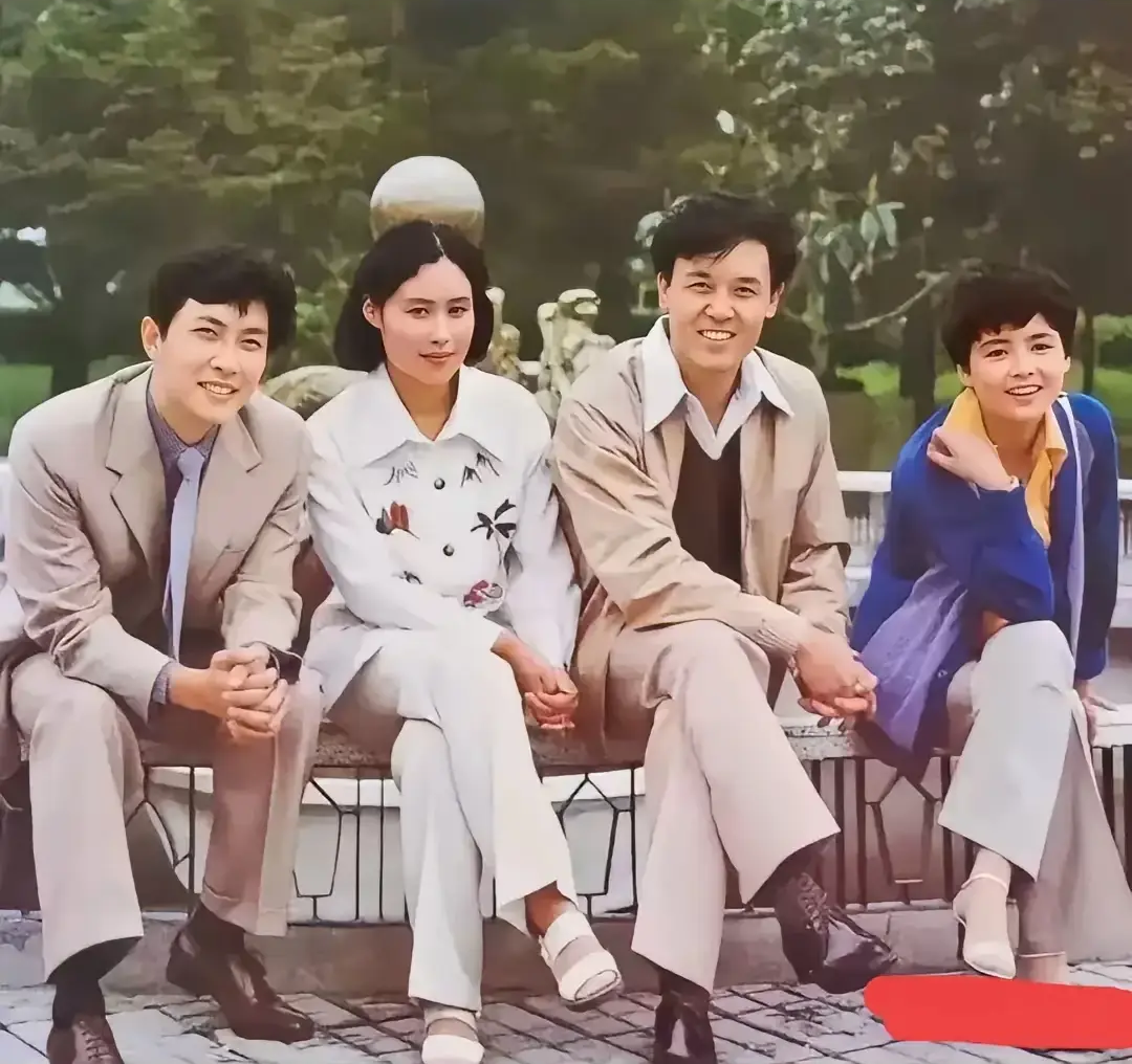 你们能猜出照片里这四个人是谁吗？