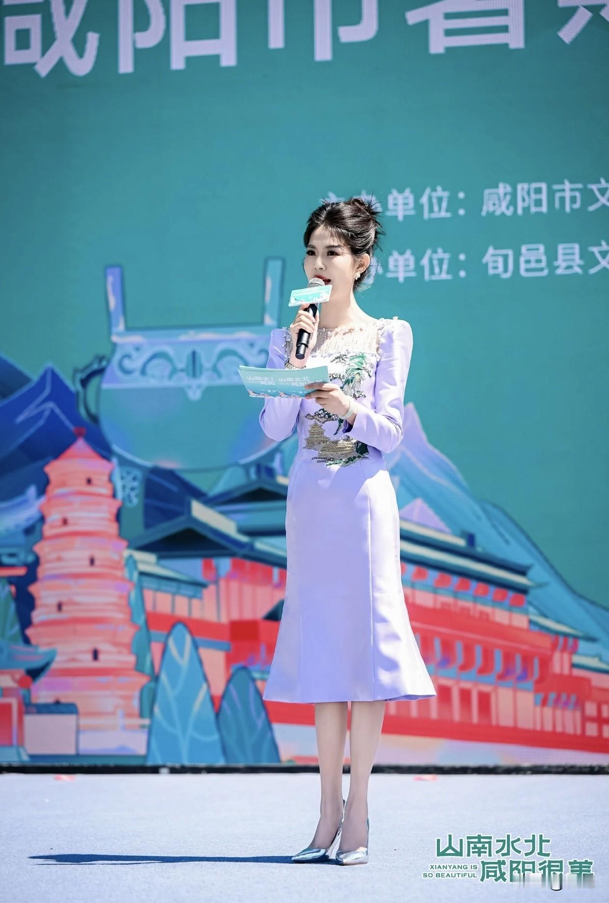 晒出女性魅力保持良好的体态，挺胸抬头。