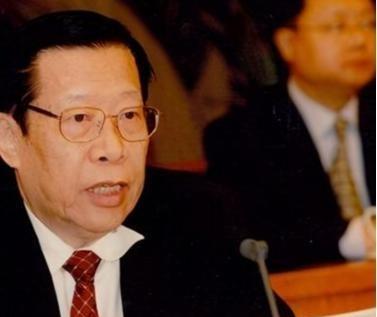 ☁1993年，中央电视台台长杨伟光未经允许下，擅自做了个重大决定，在《新闻