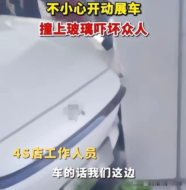 湖南湘潭，女子带11岁儿子去买车，在她和销售交谈时，小男孩偷偷上了一辆电动汽车，