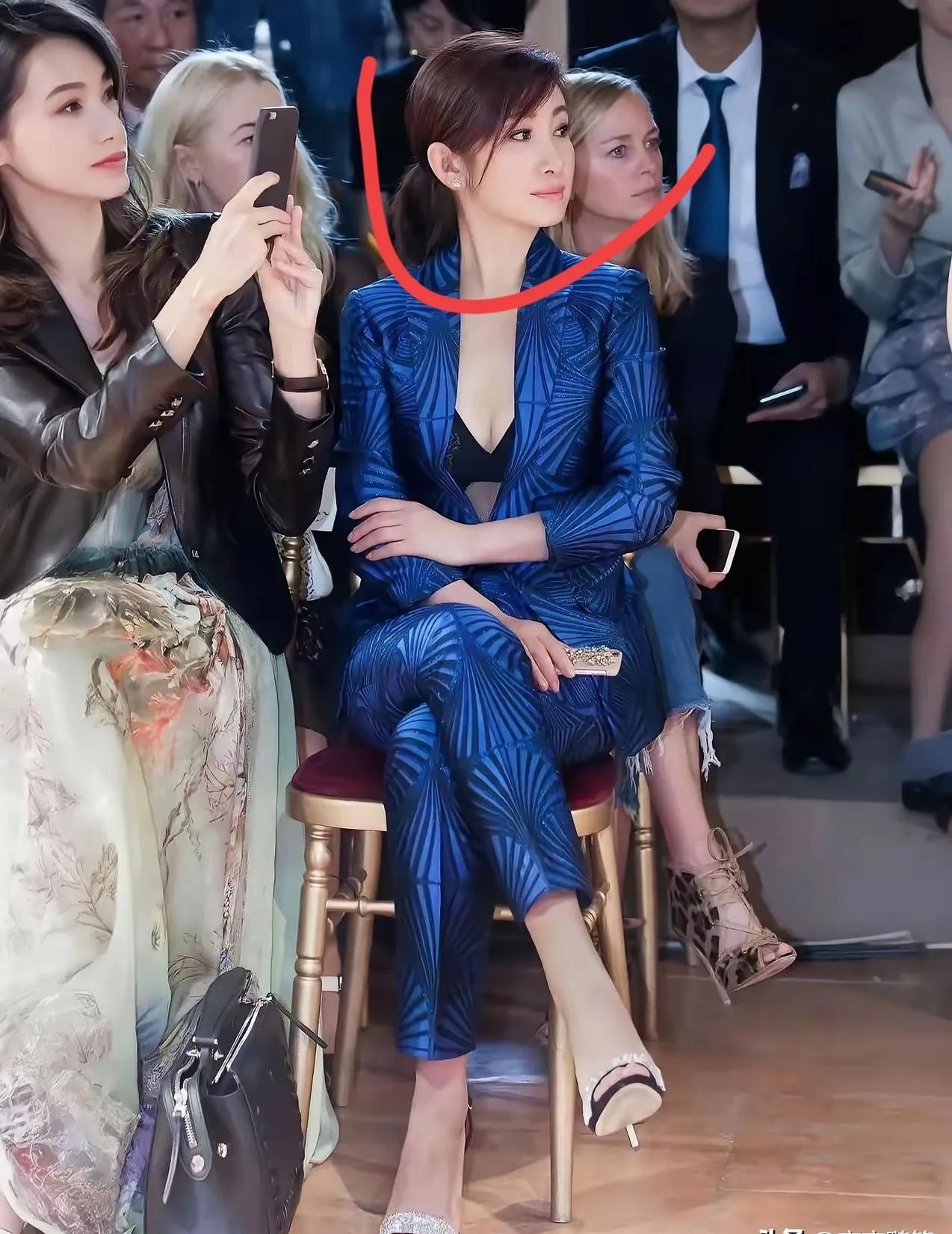 单眼皮的秦海璐还挺好看，身姿挺拔的跟老外比一点也不逊色？
