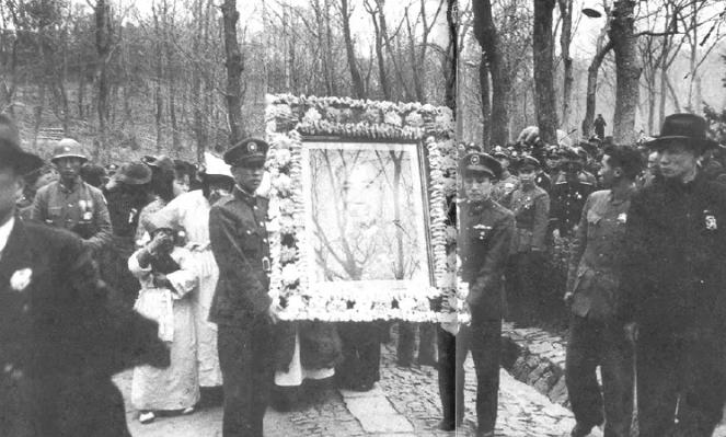 1951年，几个农民用铁镐敲开了戴笠的水泥墓，棺材中除了他的遗骸外，还有一把一尺
