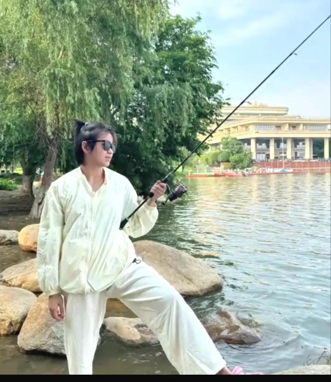 心情不错，全红婵退赛后游玩，美食两不误。前两天，跳水比赛，全红婵突然退出比赛