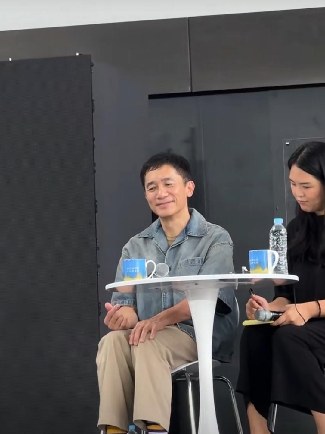 梁朝伟桌底比心：社恐巨星的温柔浪漫刷到梁朝伟在桌子底下偷偷比心的视频，谁没被戳