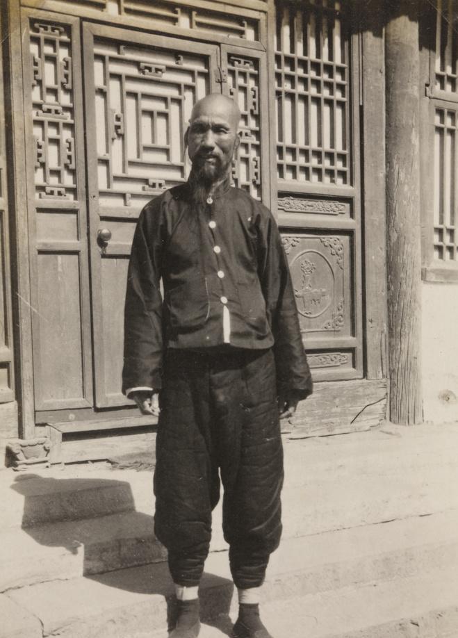 1920年，一个外国摄影师，正在北京采风。忽然，看到一名打拳的中年男子。只见他招