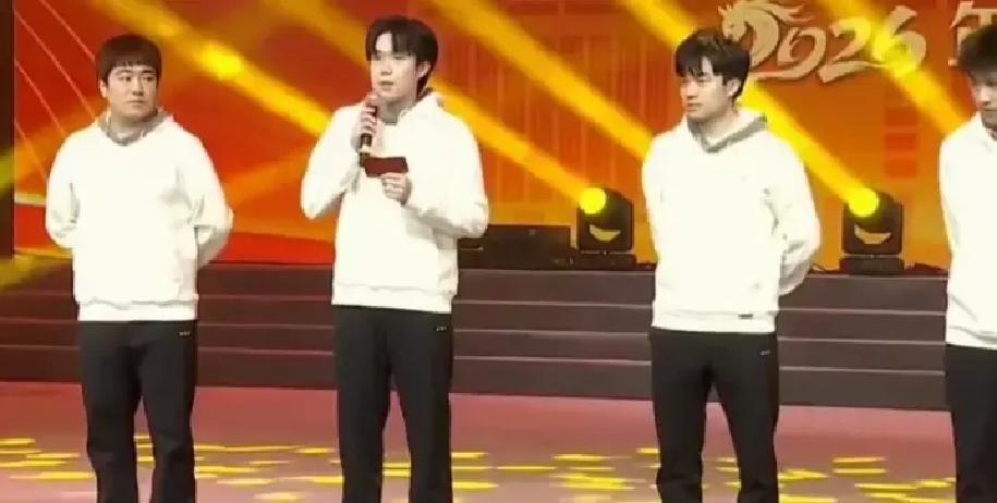 王楚钦夺冠夜，鲁能男队散伙三天前，魏桥包下整座体育馆开庆功宴，王楚钦举着奖