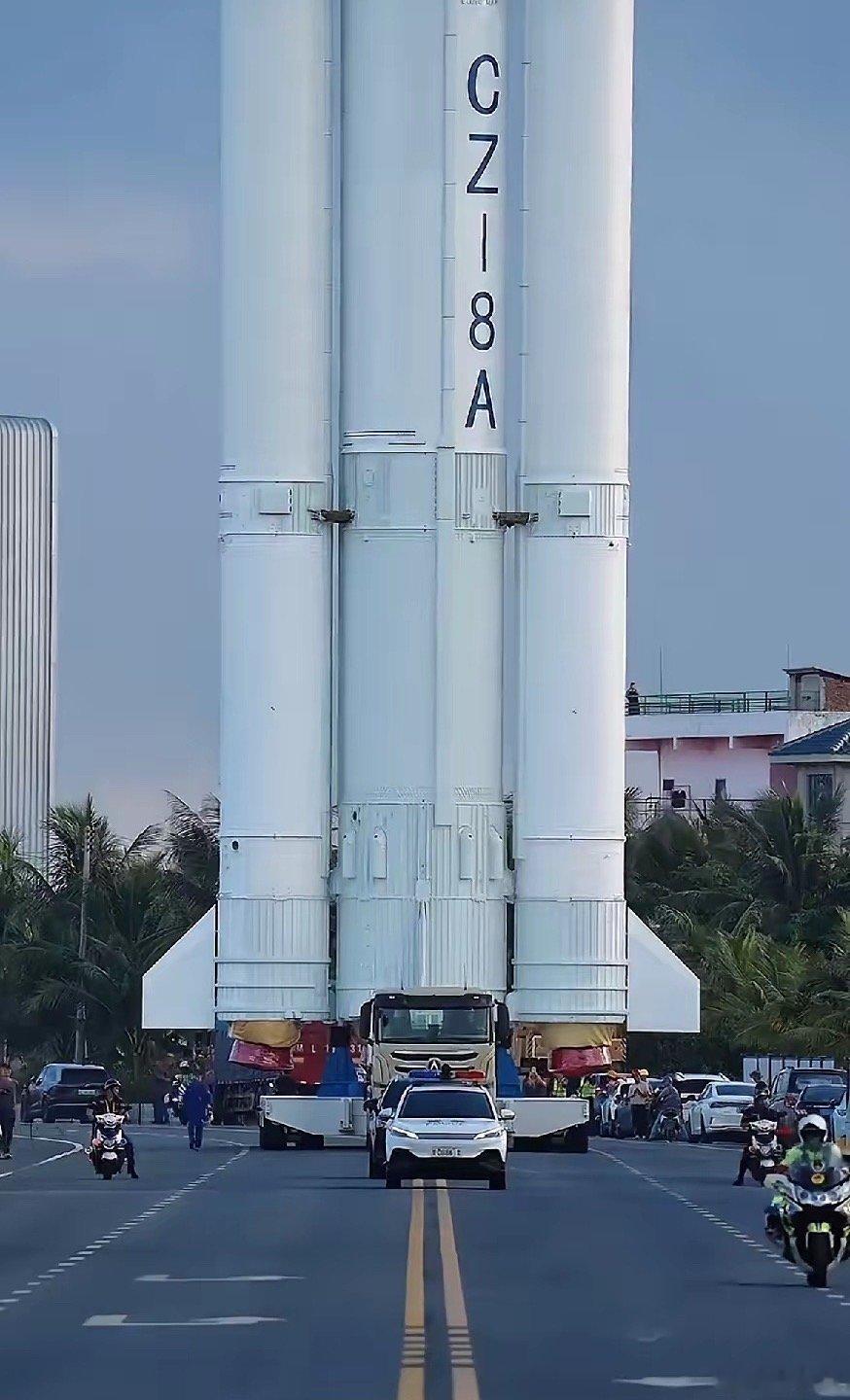 仔细看引导车，两辆比亚迪，为什么会选择比亚迪，像这种航天行为更是注重安全，所以，在选电车时候也是一样