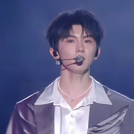 马嘉祺黑发沉稳，丁程鑫红发炽烈！宋亚轩棕狼尾飒甜参半，刘耀文银发如星瀑！张真源金