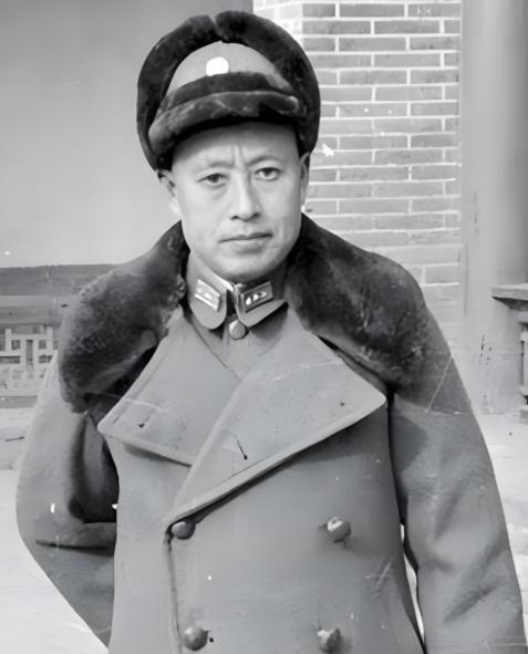 1927年5月，兵败的吴佩孚，逃到第九军军长于学忠的驻地邓县。于学忠召集手下开会