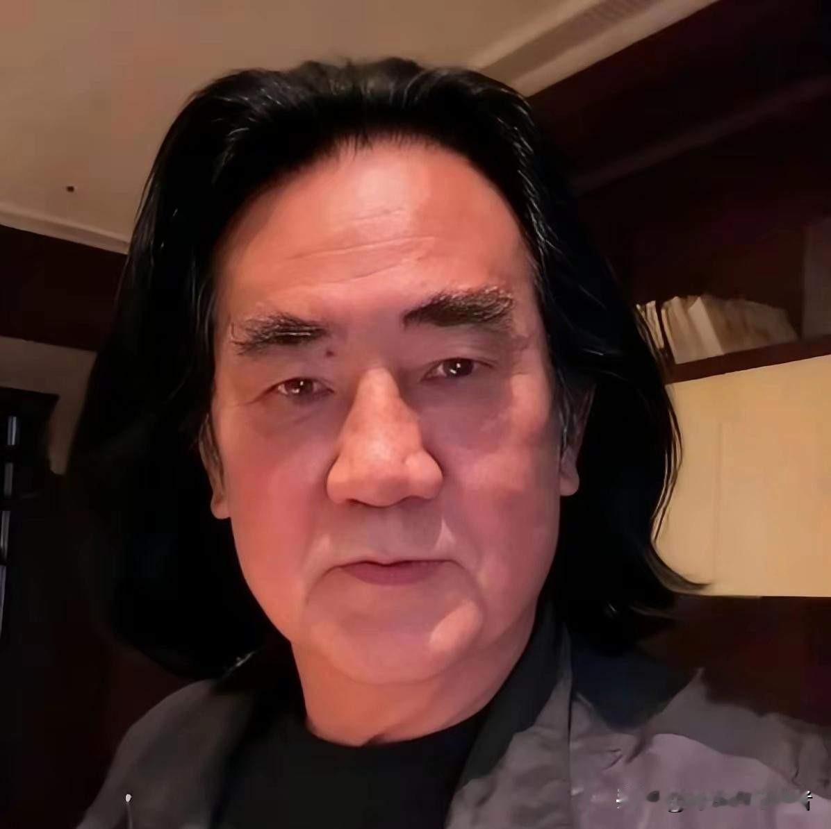 真的假的，这是AI吧，张纪中根本不可能为了杜星霖把自己的白发染黑，胡子刮掉。张