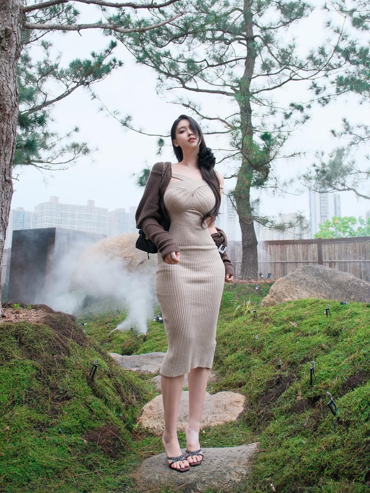 一个人的院，是松弛的容器——裙摆蹭过苔藓，连时间都慢成了软的不用等谁，不用赶场