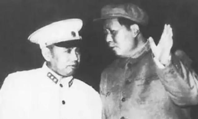 1955年,许世友得知自己授衔上将,开怀畅饮。酒酣时电话响起,大扫其兴,便不耐烦