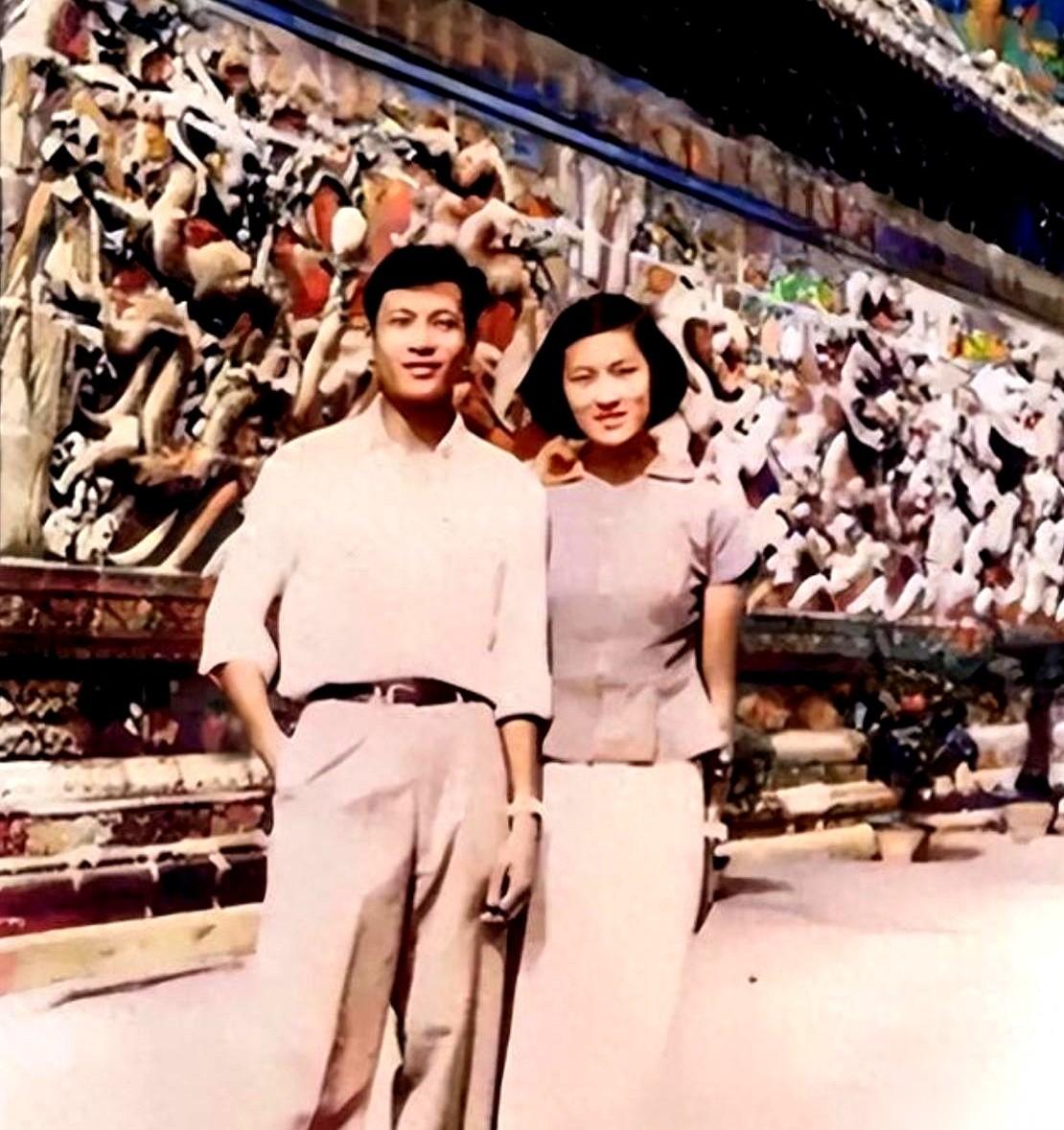 一个17岁的大学生，帅得人神共愤那种，身边围了一圈女同学。结果呢，被一个初中生