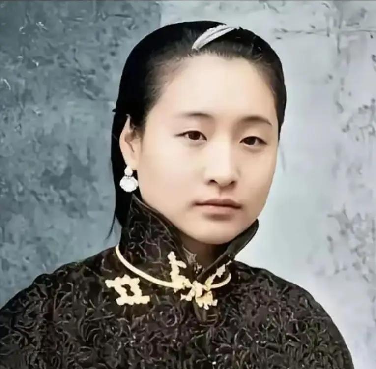 1916年，蔡锷病死了，小情人小凤仙参加完他的葬礼便消失了，直到1998年，她的