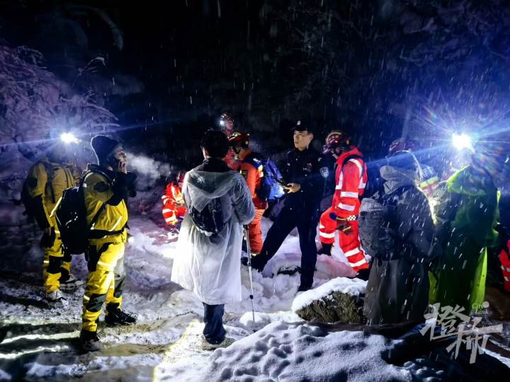 为什么这么多登山者接连被困? 搜寻救援到底有多难? 记者爬临安太子尖的真实感受: 太难走了
