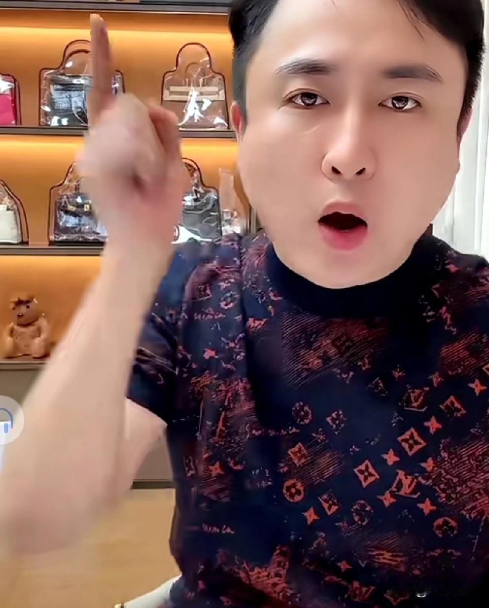 辛巴带保镖抵达澳洲，车内犯烟瘾被导游制止！散打哥承认为吸818粉丝，与老葛成敌对