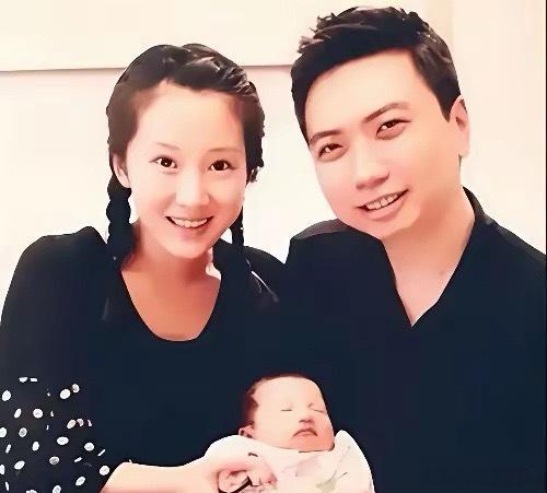 李念现在在美国生活，带着儿女上街买过年穿的新衣服。都40岁了，她穿衣打扮还跟小女