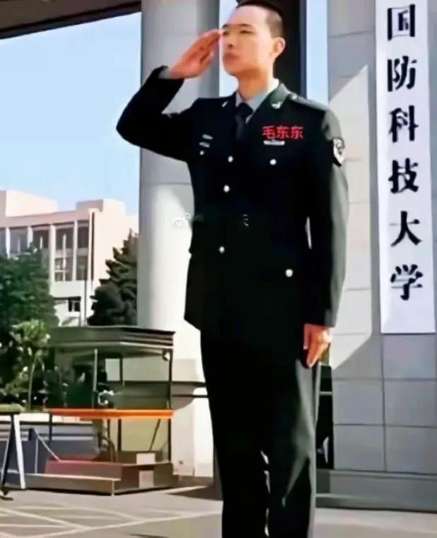 这是毛主席的曾孙毛东东，他穿着军服，敬礼的姿势英姿飒爽，这让我们看到了红色传承的