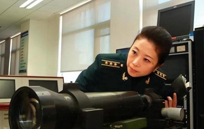 2012年，一位挺着大肚子的女职员不顾规定，来到离发射点100米的地方观看火箭发