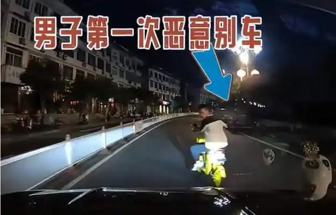 大快人心！福建福鼎街头上演离谱又解气的一幕！小车车主全程遵纪守法、平稳开车，面对