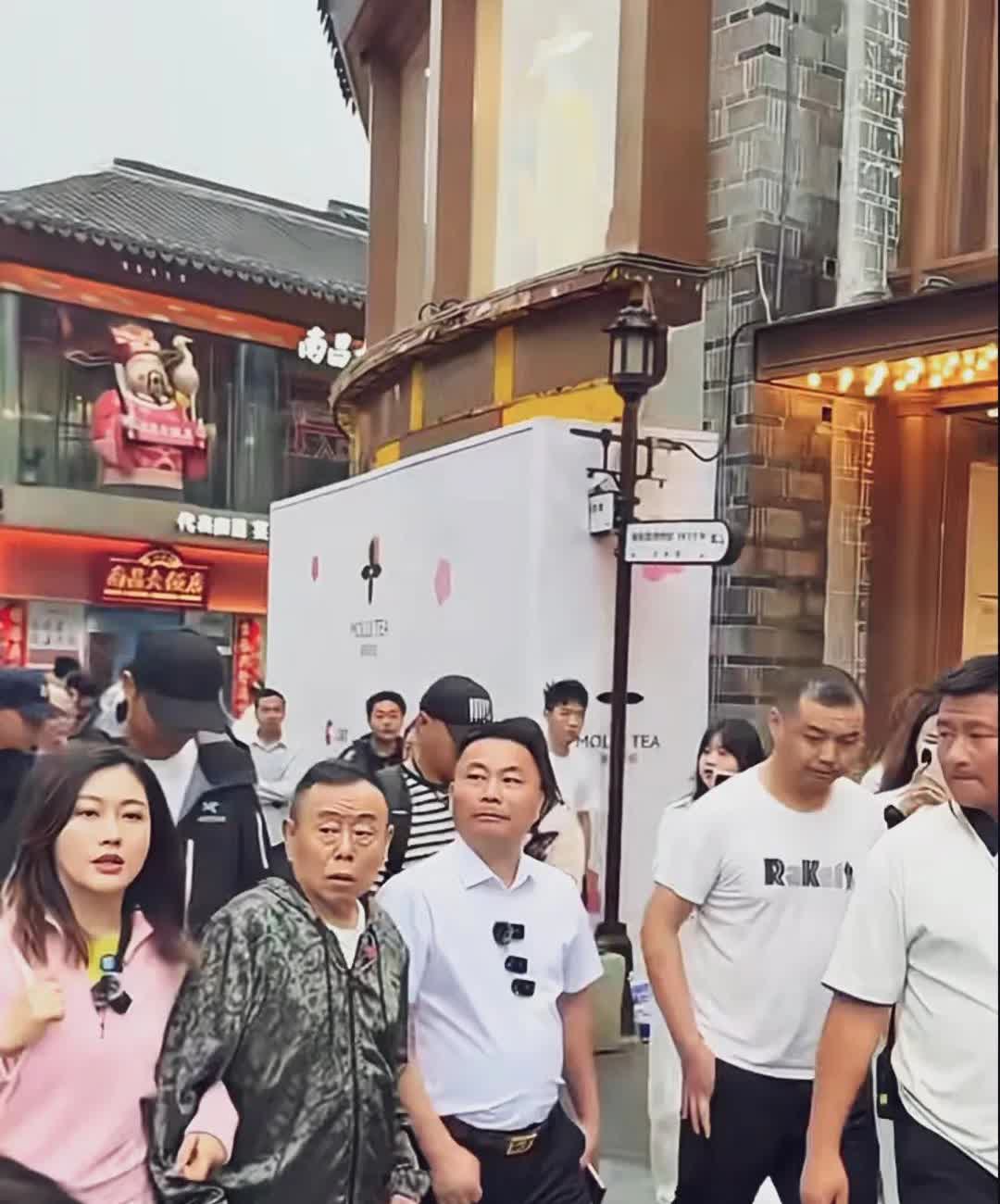 潘长江最新出镜活动！，被女儿挽着手臂，穿一身乌漆麻黑的衣服！这小老头精神十足，小