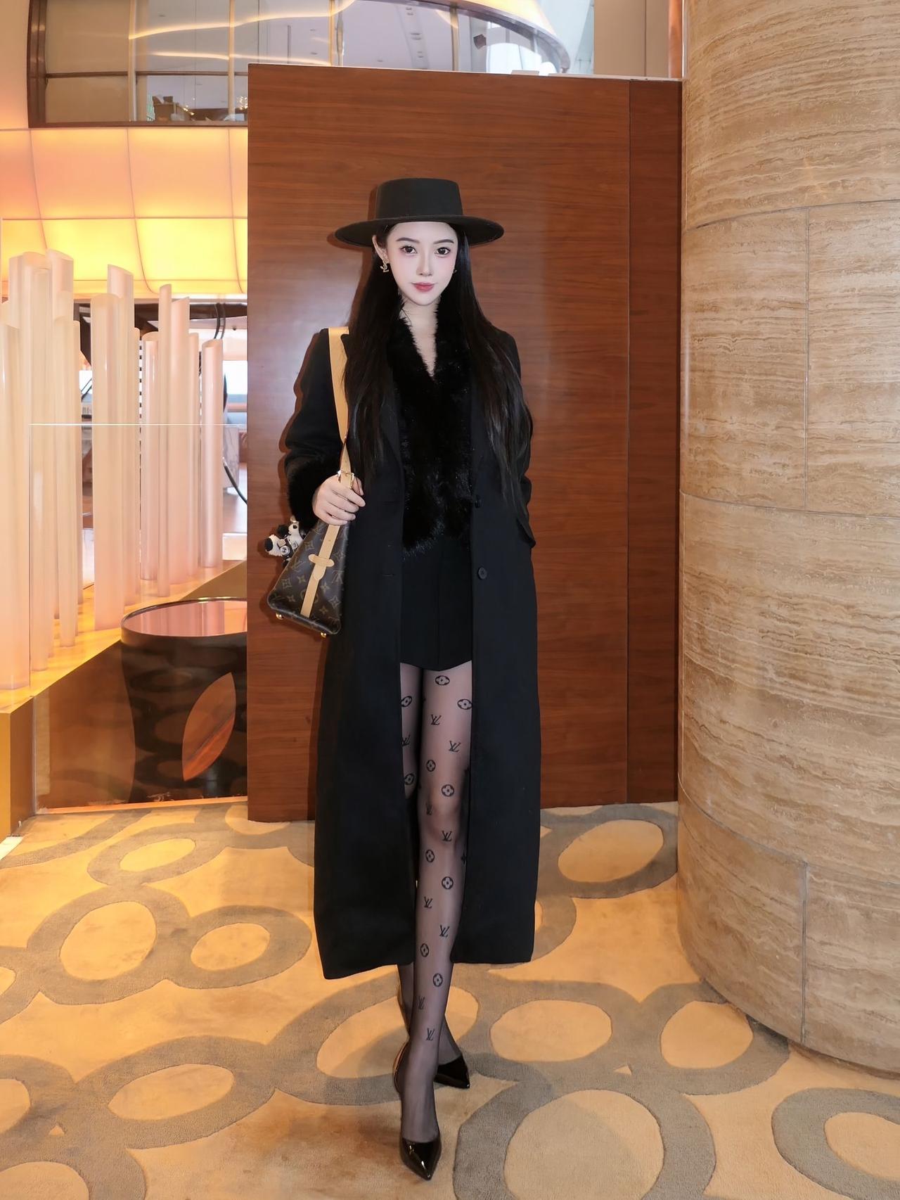 黑大衣+Logo丝袜这波赢麻了姐妹们！秋冬高级感穿搭被我狠狠拿捏了！这件