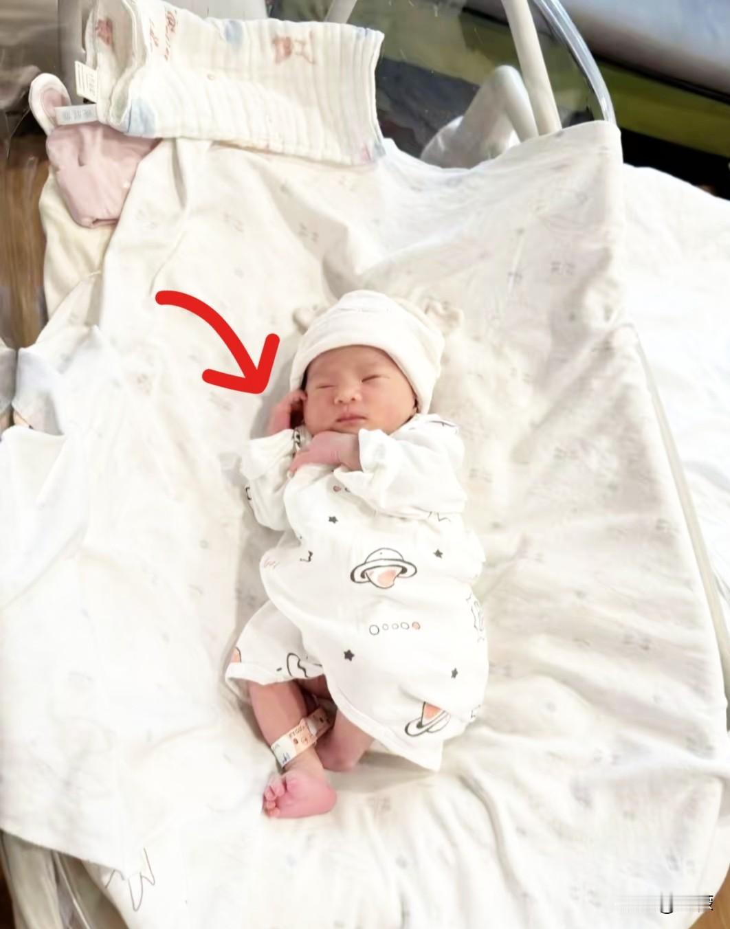 解释不清楚了产房内气氛凝重到了极点，刚降生的男婴毫无呼吸，医生轮番拍打了好几