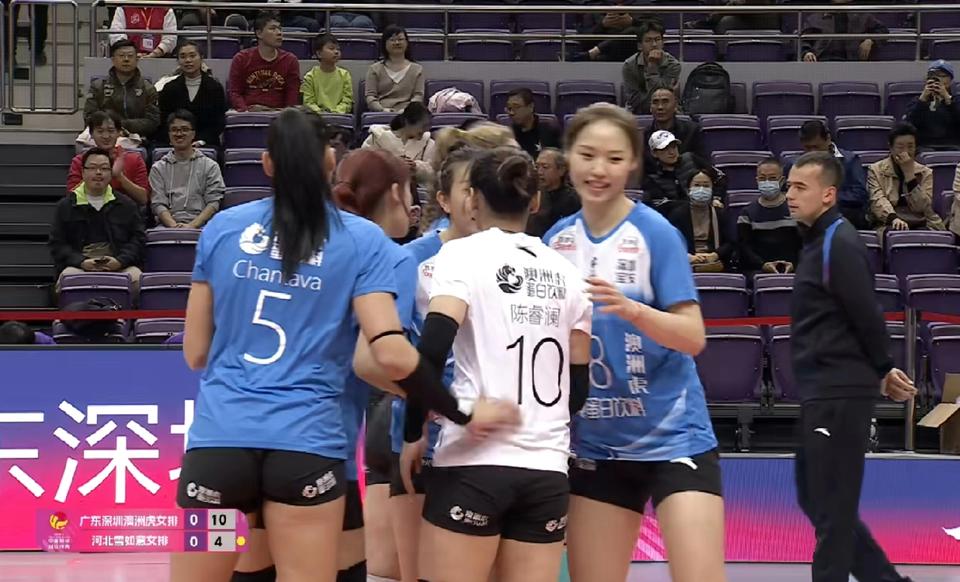 深圳女排轻松拿下河北女排第一局比赛！深圳女排主场作战，首发阵容二传陈鑫彤，主