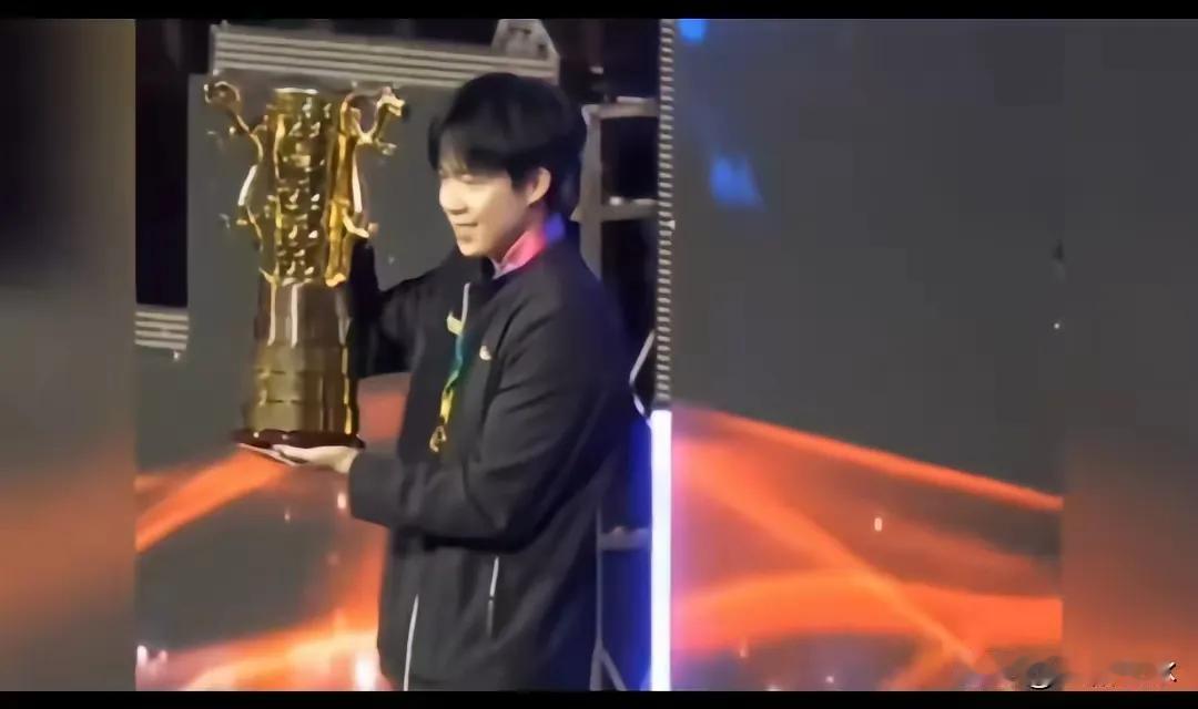 突然就懂了王楚钦带伤也要上场的执念！这哪是单纯的胜负欲，分明是刻在骨子里的责任感