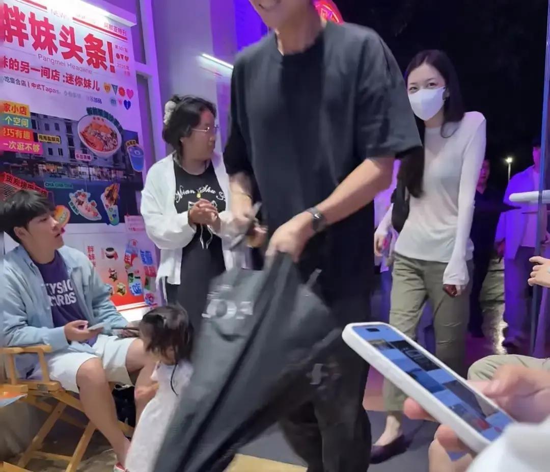 真没想到，天后出门的风头竟然被自家闺女抢得一点不剩昨天有人在阿那亚一家面馆碰
