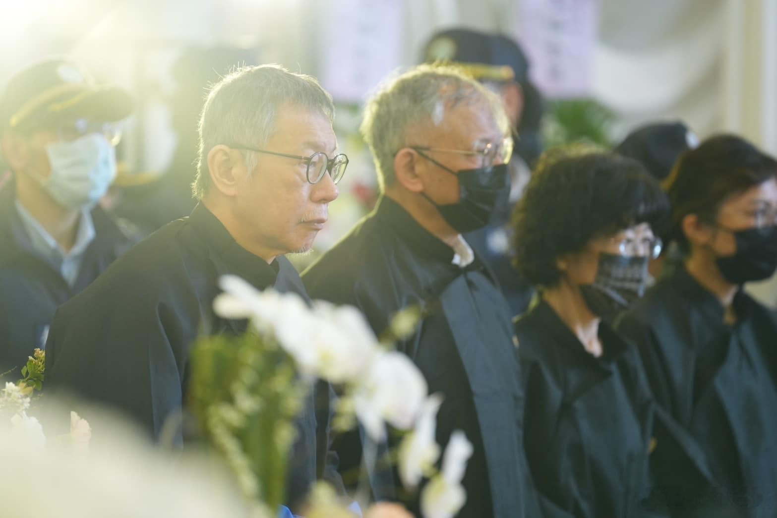 今日，中国台湾省，被调查的柯文哲获准短暂解除羁押，在大批法警的戒备下参加父亲的