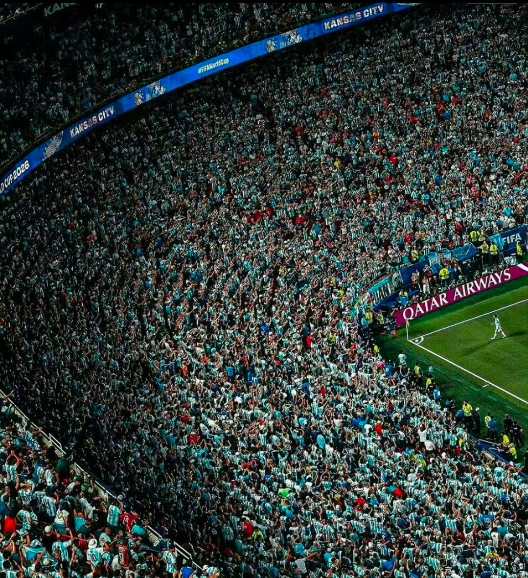 英国《卫报》完成2026美加墨世界杯30大经典照片评选，一张被球迷称作...