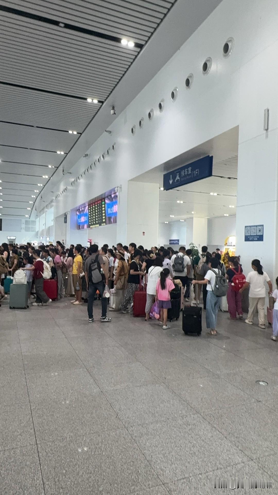 目前暑假出游的人很多我们必须回避几个旅游的坑。第一，旅游中报旅游团，如果不是低