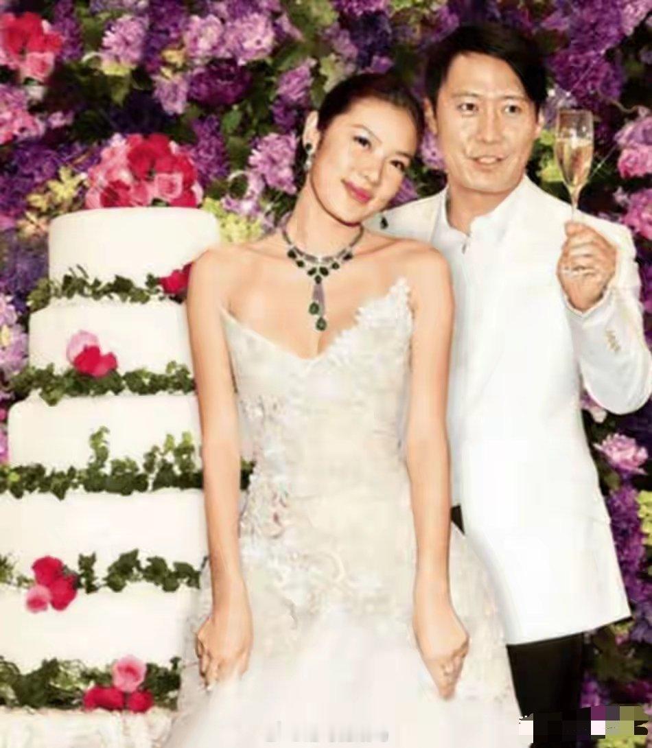 黎明现任妻子陈泳仪，单看长相和气质，确实比不上前任乐基儿，算不上惊艳，但胜在一脸