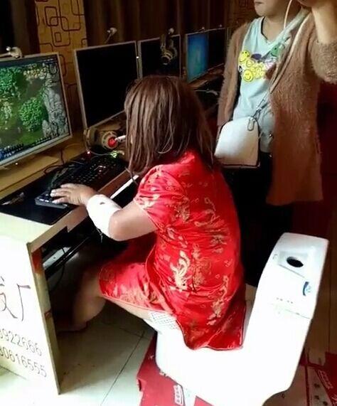 社会新闻:男子穿旗袍在网吧打游戏, 一旁媳妇手