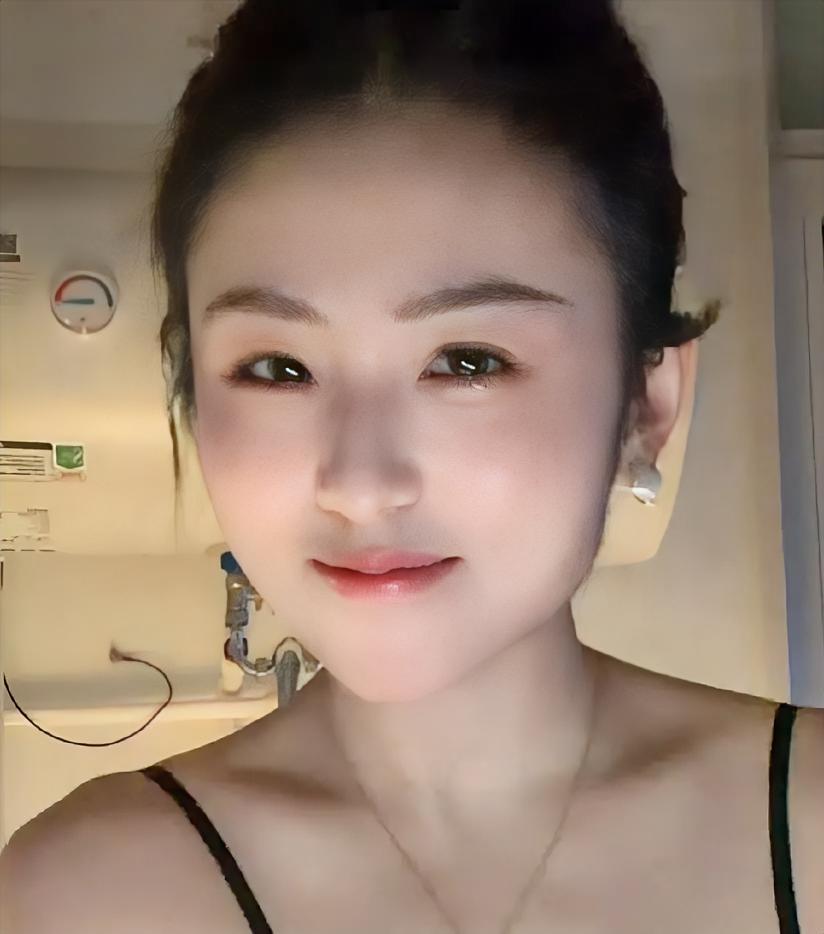 女：老公，我太想你了，我睡不着。男：老婆，乖，我过几天就回去了。女：不行，我