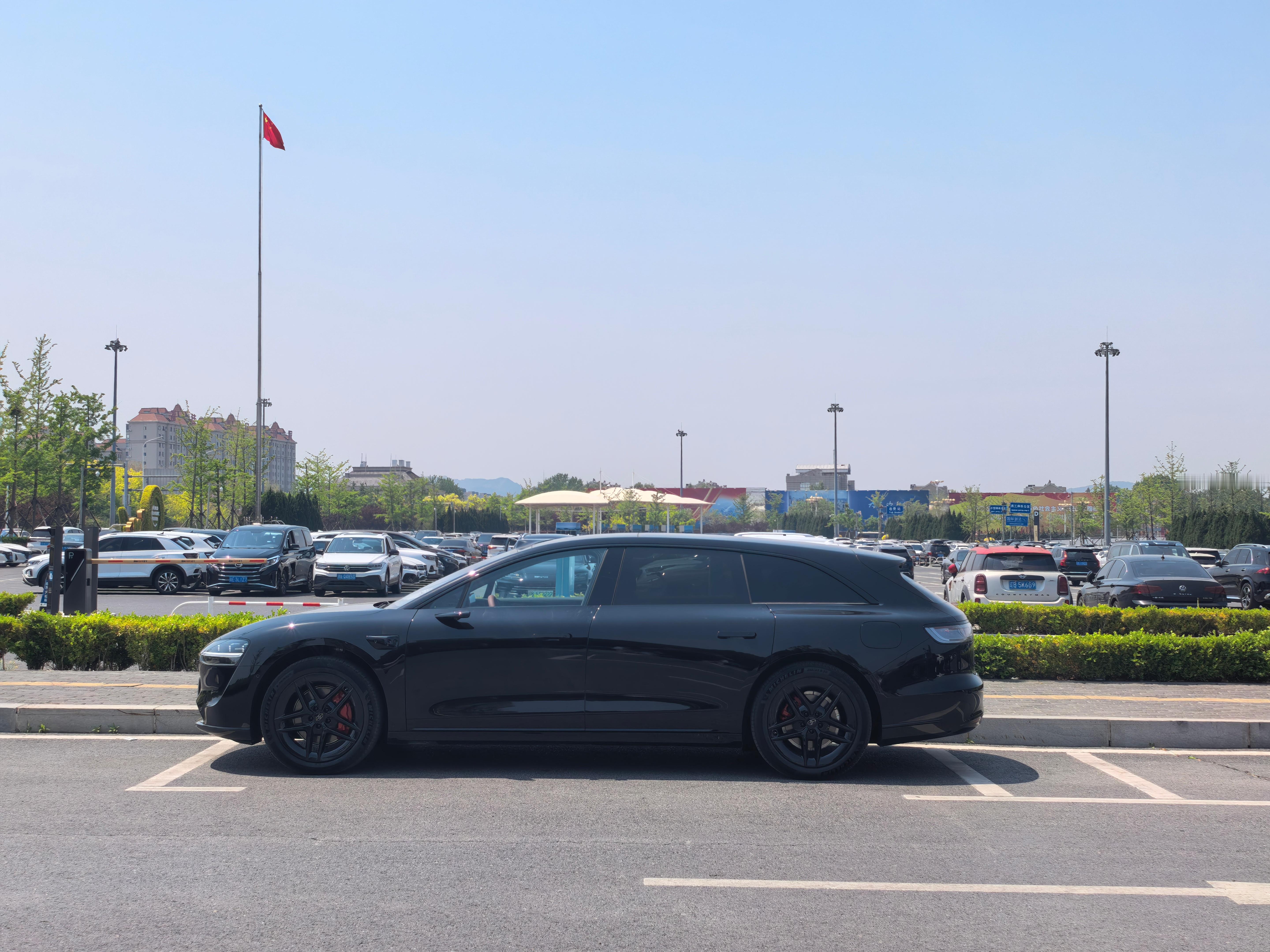 开S9T来机场离车泊入停了个完美车位大连·大连周水子国际机场