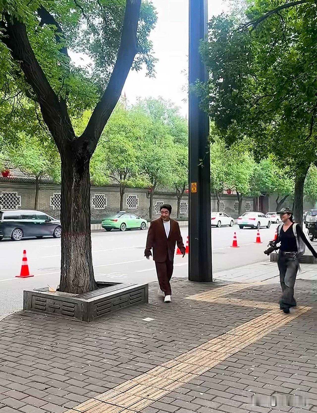 西安街头偶遇一个熟悉的面孔[呲牙笑]大家看看这是谁！