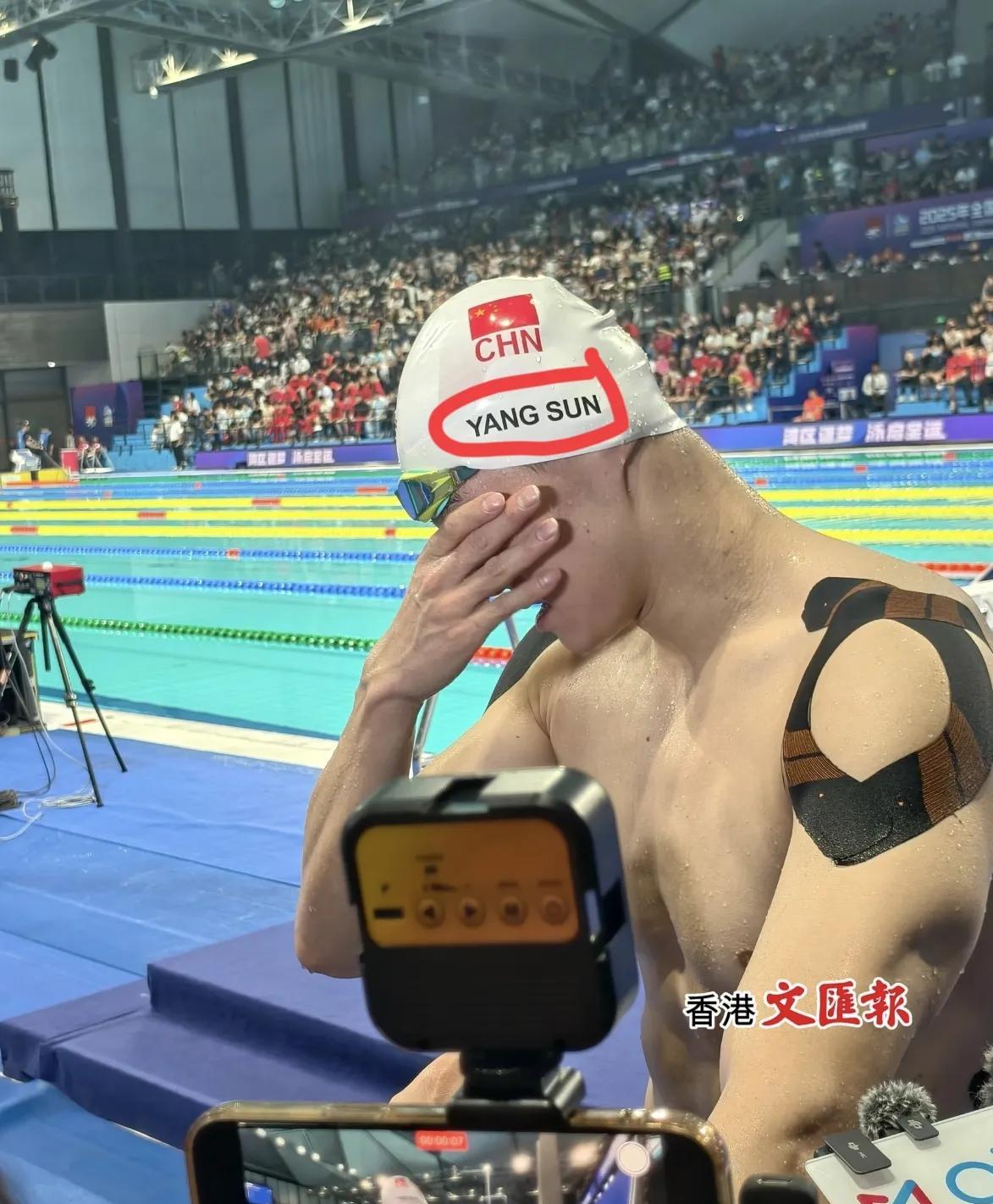 估计孙杨自己也没想到自己游了半辈子结果被泳池边的计时器整破防了。深圳大运中心泳