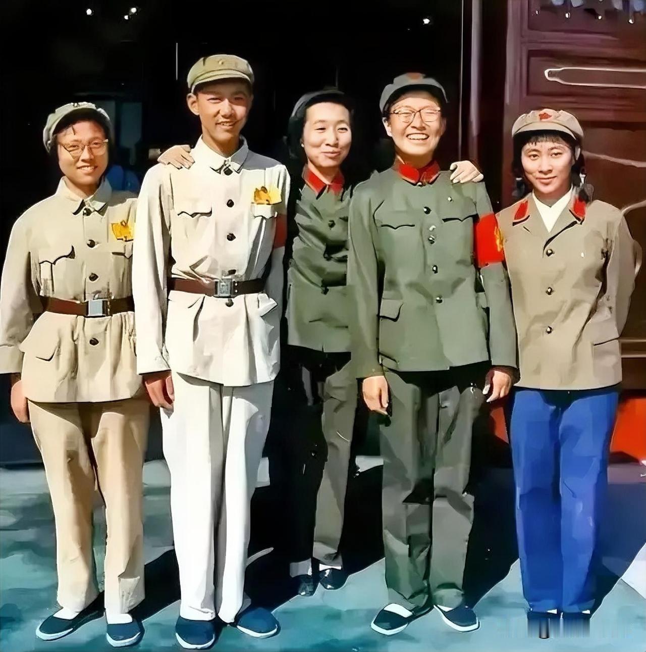 其中当时照片中，‌林豆豆才22岁，李讷26岁，那时候的人都天真无邪，他们笑容满面