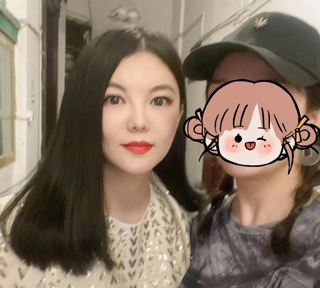 我一亲戚在李湘妈妈家做过保姆多年偶尔能见到李湘本人她说李湘私下区别很大，根本