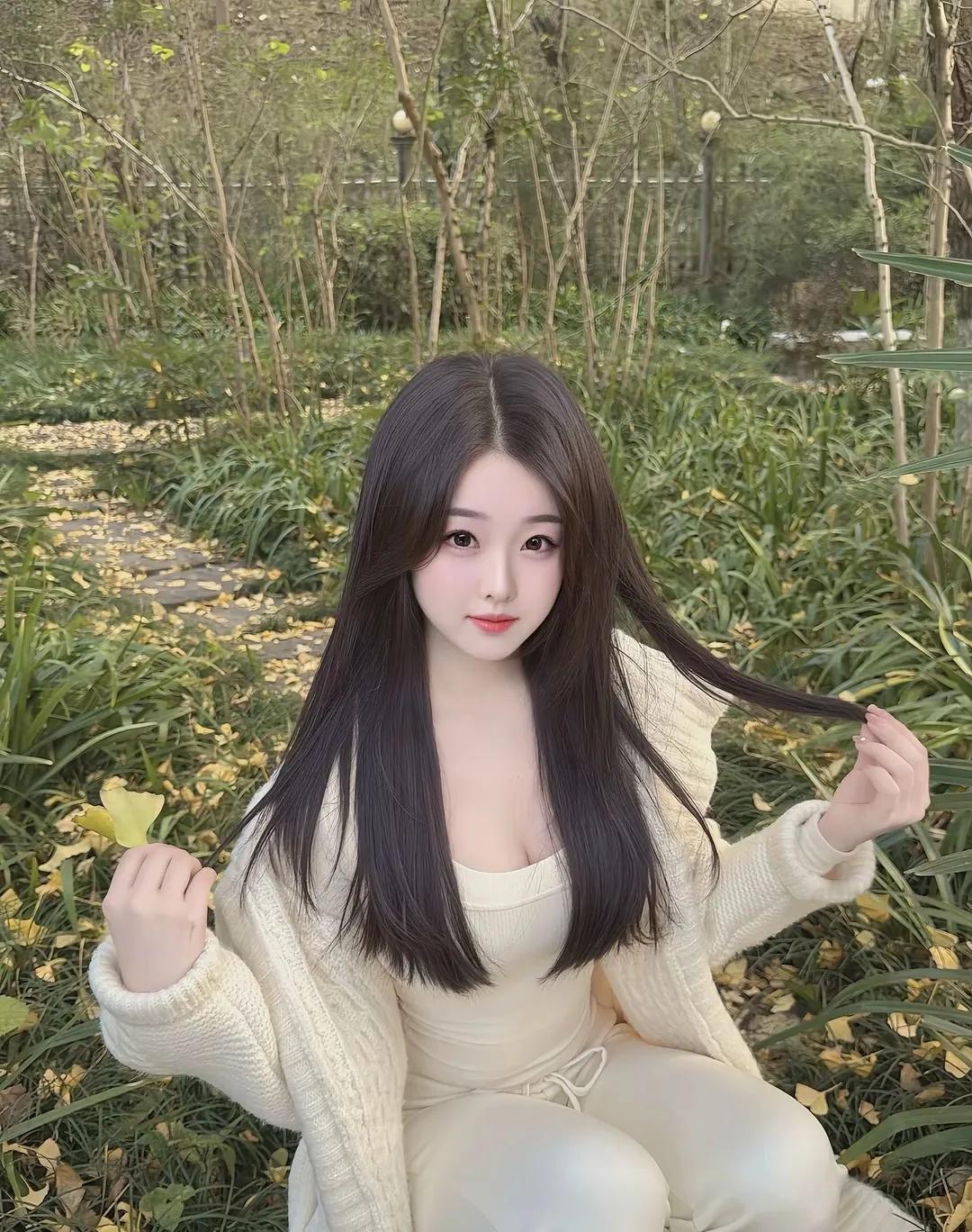 美图欣赏，看图写诗，情感解读《林间拾秋》七言绝句：素衣轻趁晓风柔，漫拾