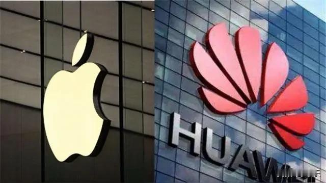华为硬刚苹果，两大巨头贴身肉搏。在苹果宣布iPhone17首次降价，到手价只有