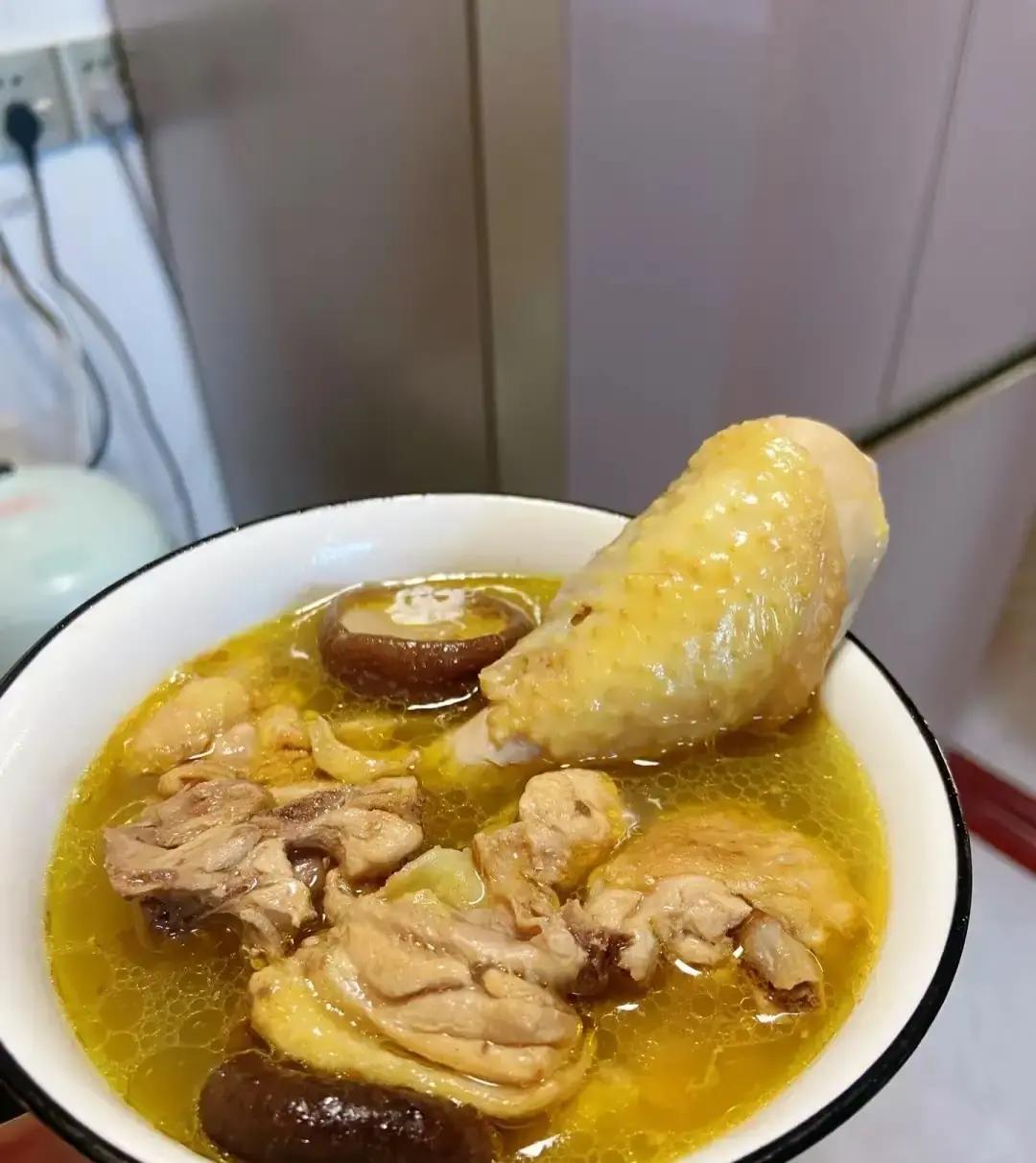 刷到个帖子，一女生下班被同事喊去家里吃饭，她拎着香蕉沃柑可乐橙汁兴冲冲进门，结果