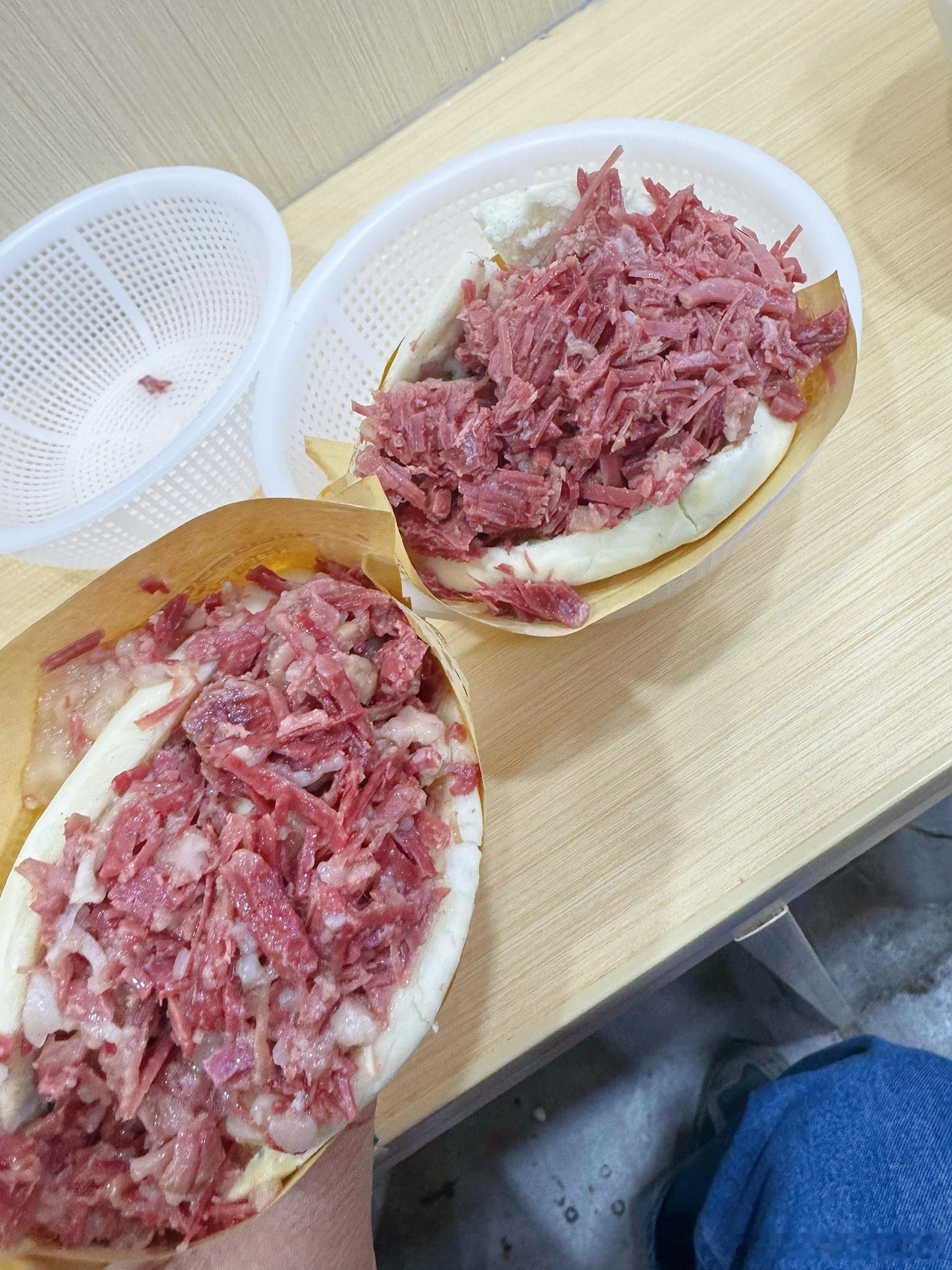 楼下那一家一直租不出去的铺子，终于开业了！开的是一家肉丸糊辣汤店，这个铺子来来回