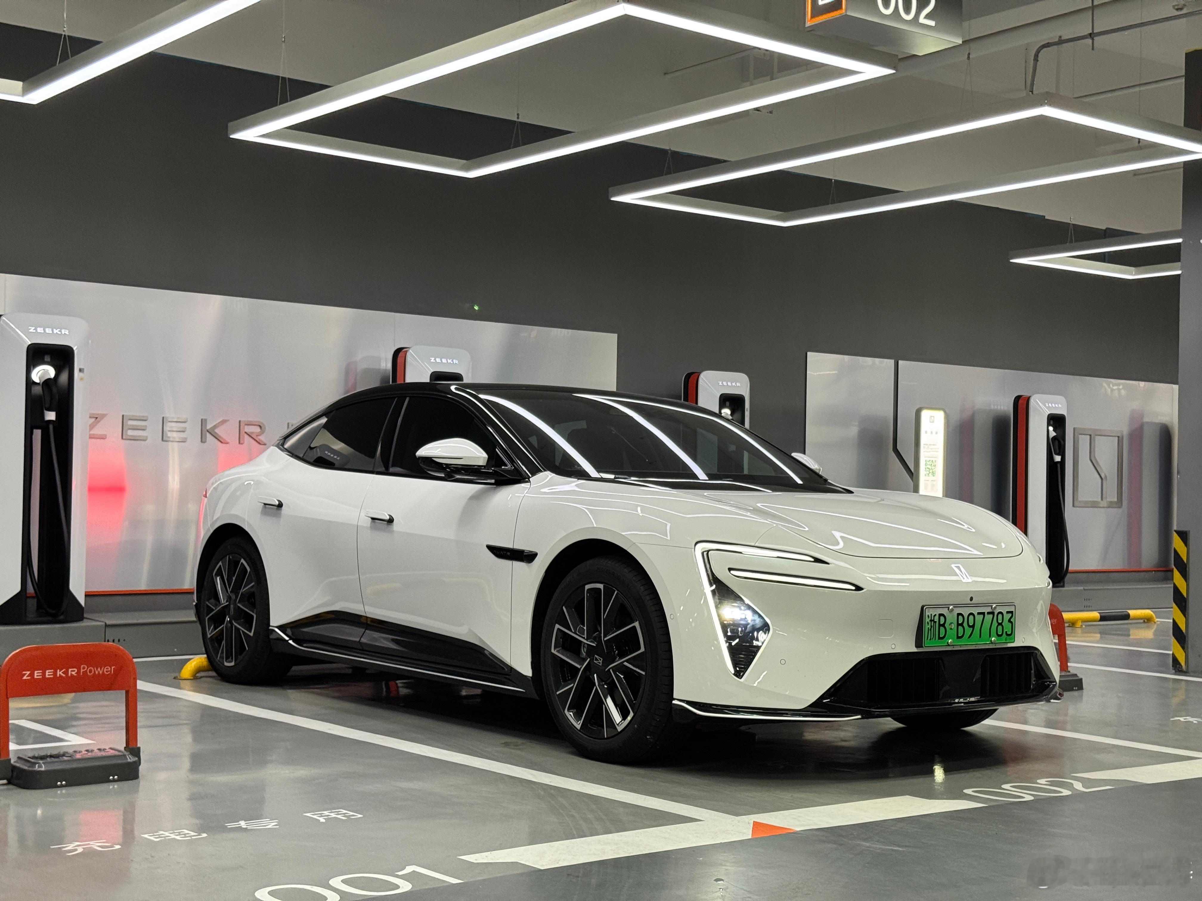 说实话极氪超充桩是真的很好用。我阿维塔650km续航，随时来补一口功率都在260