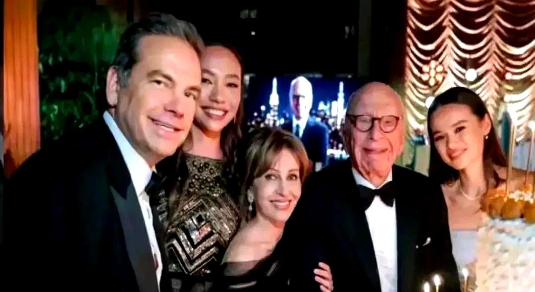 95岁默多克办寿宴，第三任前妻邓文迪居然和现任同席。纽约核心商圈的顶级餐厅包